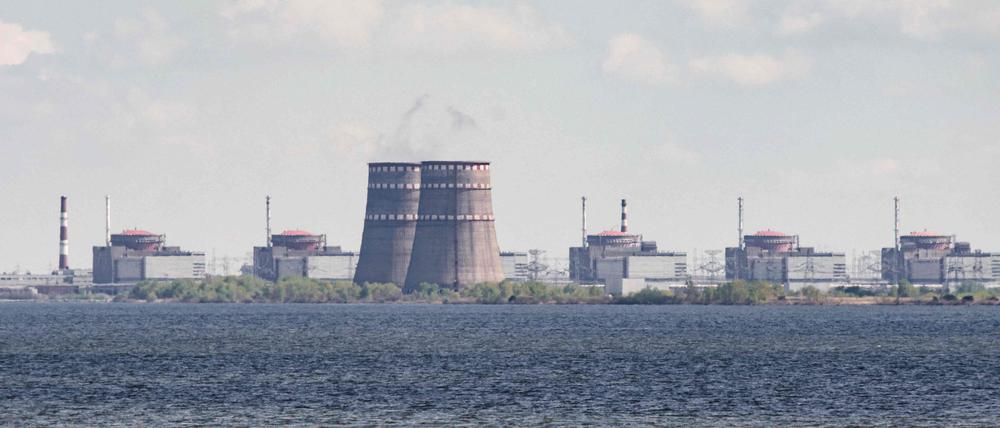 Dieses Dateifoto vom 27. April 2022 zeigt eine Gesamtansicht des Kernkraftwerks Saporischschja in dem von Russland kontrollierten Gebiet Enerhodar von Nikopol aus gesehen.