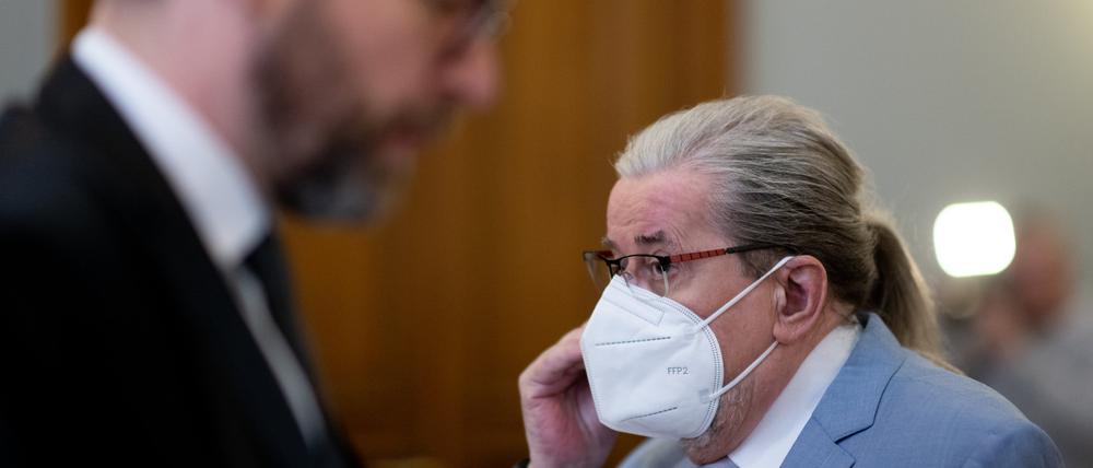Udo Foht (rechts), früherer Unterhaltungschef des Mitteldeutschen Rundfunks (MDR), im Saal des Landgerichts Leipzig.
