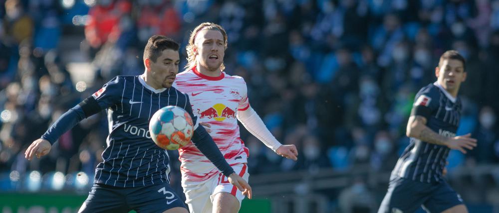 Bochums Danilo Soares (l) und Leipzigs Emil Forsberg (M) im Zweikampf. 
