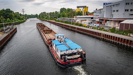 Frachtschiff unterhalb einer Schleuse in Charlottenburg. (Symbolfoto)