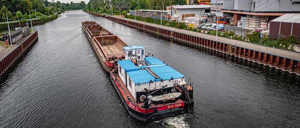 Frachtschiff unterhalb einer Schleuse in Charlottenburg. (Symbolfoto)