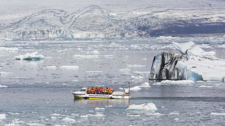 Tourists on amphibian boat tour at Jökulsrln / Joekusarlon in summer, glacial lake in southern part of Vatnajökull National Park, southeast Iceland 333DZLXY 