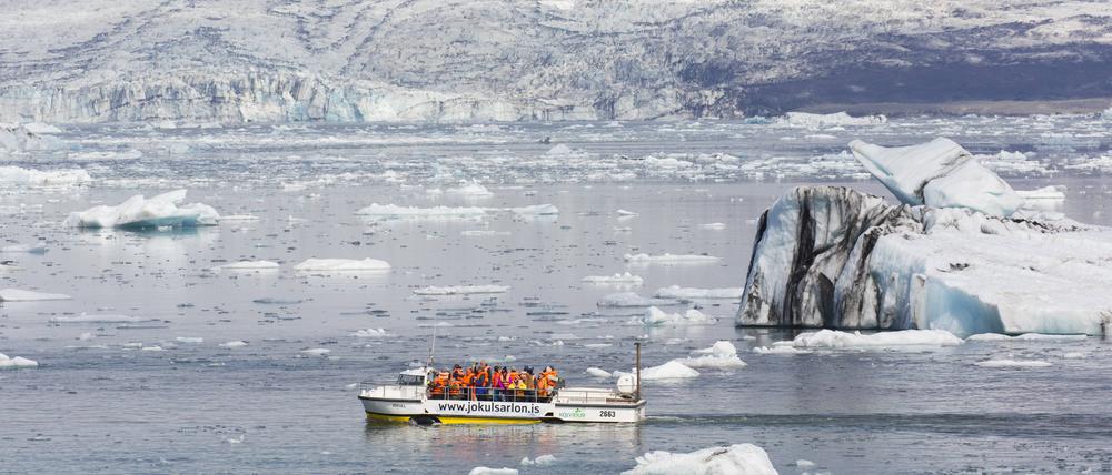 Tourists on amphibian boat tour at Jökulsrln / Joekusarlon in summer, glacial lake in southern part of Vatnajökull National Park, southeast Iceland 333DZLXY 