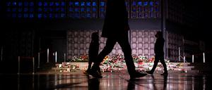 Fußgänger gehen am 5. Jahrestag am Mahnmal des Terroranschlages am Breitscheidplatz vorbei. Am 19.12.2016 fuhr Amri mit einem Sattelzug in den Weihnachtsmarkt am Breitscheidplatz und tötete 13 Menschen. +++ dpa-Bildfunk +++