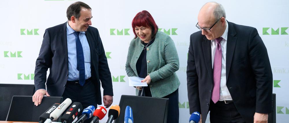 Rückten am Freitag demonstrativ zusammen: Hessens Bildungsminister Alexander Lorz (CDU), Berlins Bildungssenatorin Astrid Busse (SPD) sowie aus Hamburg ihr Amtskollege Ties Rabe (SPD).