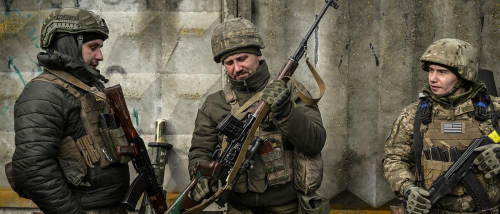 Ukrainische Soldaten beim Einsatz an der Frontlinie in der Nähe der Stadt Bachmut.