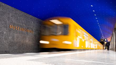 Bei der Eröffnung des U-Bahnhofs Museumsinsel fährt eine U-Bahn der Linie 5 durch den Bahnhof. +++ dpa-Bildfunk +++
