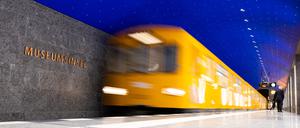 Bei der Eröffnung des U-Bahnhofs Museumsinsel fährt eine U-Bahn der Linie 5 durch den Bahnhof. +++ dpa-Bildfunk +++