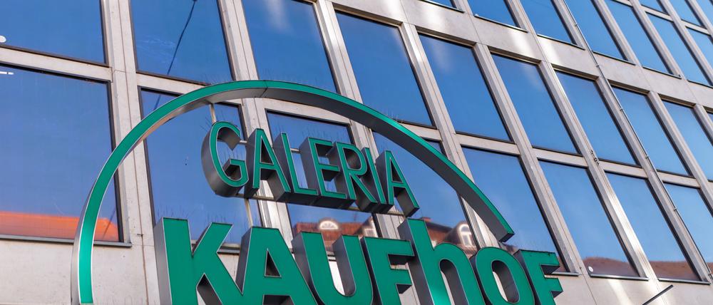 Das Logo an der Galeria Kaufhof-Filiale in der Königstraße in Nürnberg. Die Filiale ist eine von zwei Nürnberger Filialen, die auf der Schließungsliste steht.