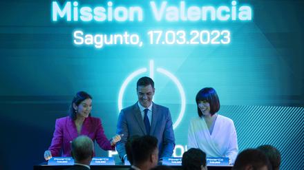 Reyes Maroto (l-r), Ministerin für Handel, Industrie und Tourismus von Spanien, Pedro Sanchez, Ministerpräsident von Spanien, und Diana Morant, Ministerin für Wissenschaft und Innovation von Spanien, nehmen an einer Zeremonie teil, anlässlich des Baubeginns der Batterie-Gigafactory von Volkswagen in Sagunto, Valencia.