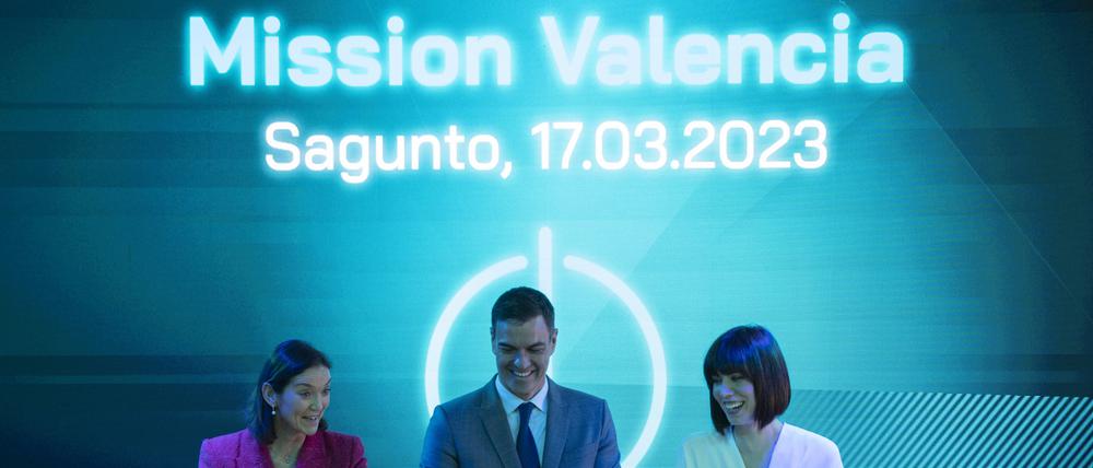 Reyes Maroto (l-r), Ministerin für Handel, Industrie und Tourismus von Spanien, Pedro Sanchez, Ministerpräsident von Spanien, und Diana Morant, Ministerin für Wissenschaft und Innovation von Spanien, nehmen an einer Zeremonie teil, anlässlich des Baubeginns der Batterie-Gigafactory von Volkswagen in Sagunto, Valencia.