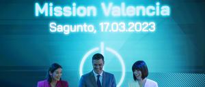 Reyes Maroto (l-r), Ministerin für Handel, Industrie und Tourismus von Spanien, Pedro Sanchez, Ministerpräsident von Spanien, und Diana Morant, Ministerin für Wissenschaft und Innovation von Spanien, nehmen an einer Zeremonie teil, anlässlich des Baubeginns der Batterie-Gigafactory von Volkswagen in Sagunto, Valencia.