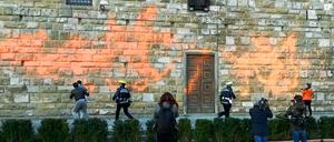 Klimaaktivisten beschmieren die Fassade des berühmten Palazzo Vecchio in Florenz mit Farbe.