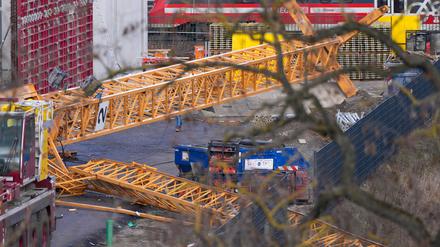 15.03.2023, Brandenburg, Potsdam: Ein umgestürzter Baukran liegt auf der Baustelle der Stiftung Preußische Schlösser und Gärten (SPSG) neben dem Zentralen Kunstgutdepot. In dem Depot werden etwa 28000 Kunstgegenstände und Gemälde aufbewahrt. Der etwa 30 Meter hohe Kran gehört zur Baustelle für das neue Skulpturendepot der Schlösserstiftung und war wegen des starken Windes am Montagnachmittag umgekippt. Foto: Soeren Stache/dpa +++ dpa-Bildfunk +++