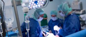 Welche Qualität die Kliniken zum Beispiel bei Operationen bieten, wissen die einweisenden Ärztinnen und Ärzte sehr genau. 