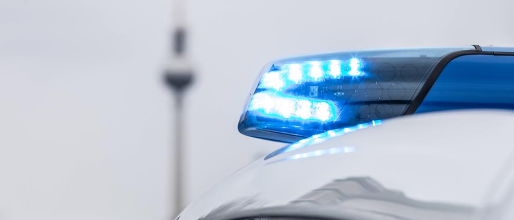 Polizei im Einsatz, Ein Streifenwagen der Berliner Polizei mit Blaulicht im Einsatz an der Frankfurter Allee Berlin Berlin Deutschland *** Police in action, A Berlin police patrol car with blue lights in action at Frankfurter Allee Berlin Berlin Germany
