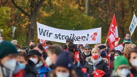  Gewerkschaft GEW Warnstreik Warnstreik der Gewerkschaft GEW in Berlin. Mehr als 6.000 Lehrer*innen und Erzieher*innen streikten am Donnerstag den 1. November 2021