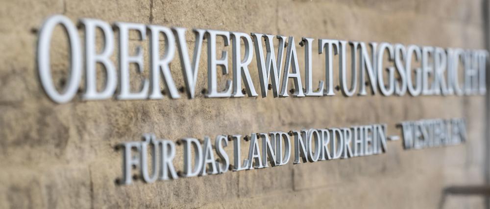 An der Außenfassade steht auf einem Schild der Schriftzug: „Oberverwaltungsgericht für das Land Nordrhein-Westfalen“.