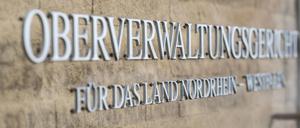 An der Außenfassade steht auf einem Schild der Schriftzug: „Oberverwaltungsgericht für das Land Nordrhein-Westfalen“.
