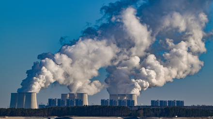 Wasserdampf steigt aus den Kühltürmen des Braunkohlekraftwerks Jänschwalde der Lausitz Energie Bergbau AG (LEAG). 