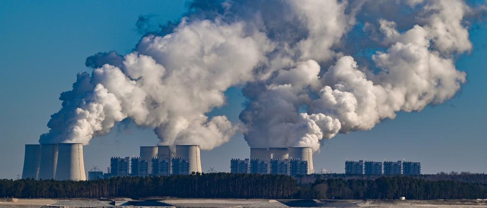 Wasserdampf steigt aus den Kühltürmen des Braunkohlekraftwerks Jänschwalde der Lausitz Energie Bergbau AG (LEAG).