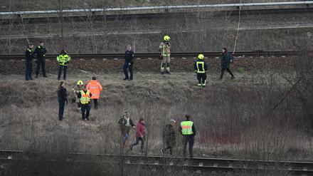 Einsatzkräfte stehen an der Regionalbahnstrecke unweit der Gensinger Straße in Friedrichsfelde.
