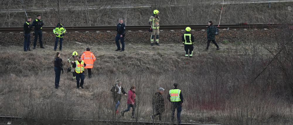Einsatzkräfte stehen an der Regionalbahnstrecke unweit der Gensinger Straße in Friedrichsfelde.