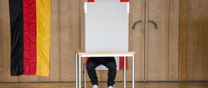 In einem Wahllokal wird in einer Wahlkabine gewählt. Die im Nachhinein vom Berliner Verfassungsgerichtshof für ungültig erklärte Wahl zum 19. Abgeordnetenhaus von Berlin vom 26. September 2021 wurde am Sonntag wiederholt.