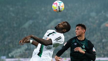 Enges Ding. Gladbachs Marcus Thuram (l) und Bremens Fabio Chiarodia. 