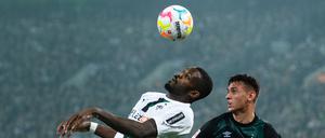 Enges Ding. Gladbachs Marcus Thuram (l) und Bremens Fabio Chiarodia. 