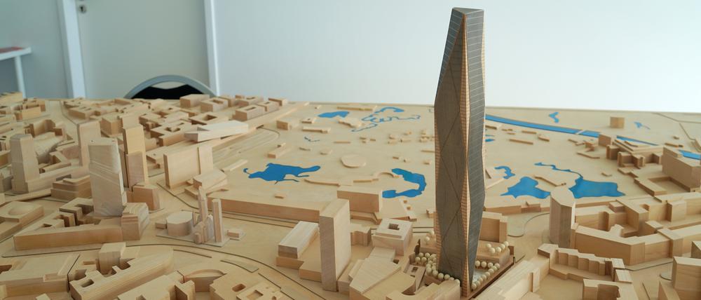 Ein Modell zeigt, wie der Wolkenkratzer aussehen könnte – und wie sehr er andere Hochhäuser oder die Gedächtniskirche überragen würde.
