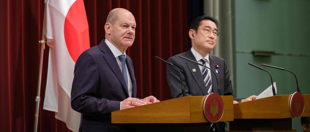 Kanzler Olaf Scholz befürwortete im Rahmen seiner Japan-Reise den Haftbefehl gegen Wladimir Putin. Japans Regierungschef Fumio Kishida äußerte sich weniger deutlich.