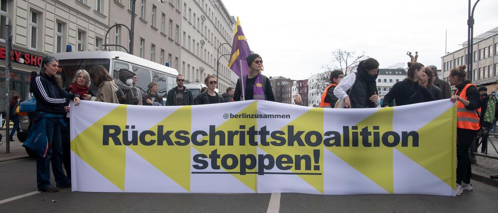 18.03.2023, Berlin: Teilnehmer halten ein Banner mit der Aufschrift «Rückschrittskoalition stoppen!» während einer Demonstration gegen eine CDU-SPD-Regierung in Berlin am Hermannplatz. Aufgerufen zu dem Protest haben verschiedene Initiativen. Foto: Paul Zinken/dpa +++ dpa-Bildfunk +++