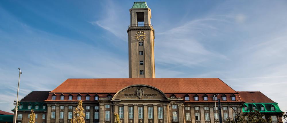 Der Platz vor dem Rathaus wird nach Werner Salomon benannt.