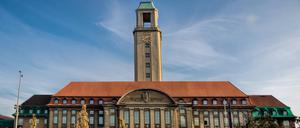 Der Platz vor dem Rathaus wird nach Werner Salomon benannt.