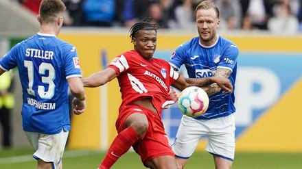 Die Berliner um Jessic Ngankam (Bildmitte) waren gegen Hoffenheim und Kevin Vogt (r) über weite Strecken chancenlos.