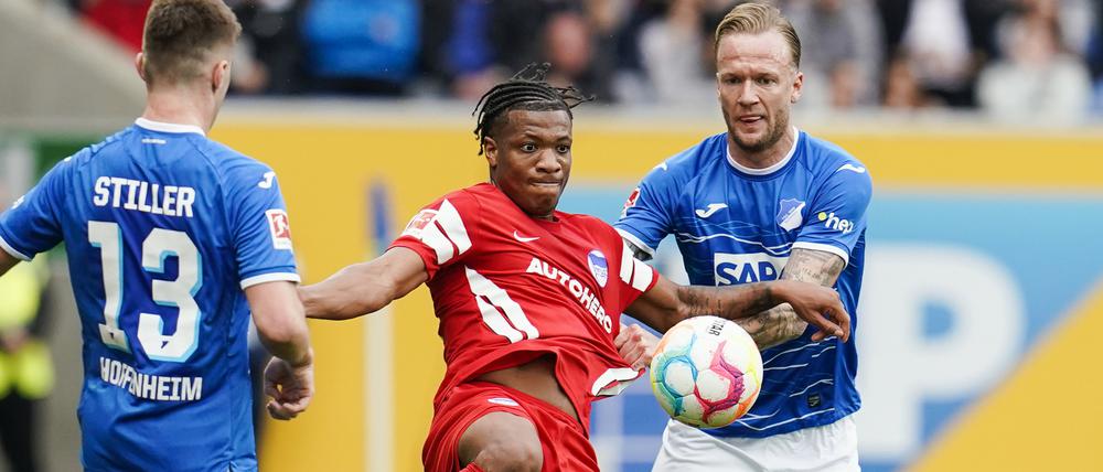 Die Berliner um Jessic Ngankam (Bildmitte) waren gegen Hoffenheim und Kevin Vogt (r) über weite Strecken chancenlos.