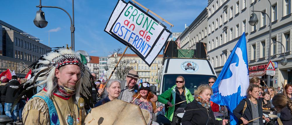 Demonstration gegen den Ukrainekrieg.
Am Samstag den 18. Maerz demonstrierten mehrere hundert Menschen aus dem Spektrum der Coronaleugner in Berlin gegen den Ukrainekrieg und deutsche Waf
18.3.2023, Berlin
Copyright: Christian-Ditsch.de