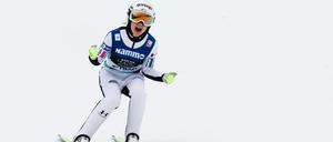 Die Siegerin Ema Klinec bejubelt ihren 226-Meter-Flug.