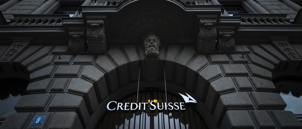 Die Zukunft der angeschlagenen Schweizer Großbank Credit Suisse ist weiter ungewiss. Im Raum steht eine komplette oder teilweise Übernahme der zweitgrößten Schweizer Bank durch die größte Schweizer Bank UBS.