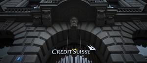 Die Zukunft der angeschlagenen Schweizer Großbank Credit Suisse ist weiter ungewiss. Im Raum steht eine komplette oder teilweise Übernahme der zweitgrößten Schweizer Bank durch die größte Schweizer Bank UBS.