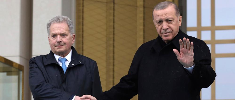 Recep Tayyip Erdogan (r), Präsident der Türkei und Sauli Niinistö, Präsident von Finnland, bei einer Begrüßungszeremonie am Präsidentenpalast in Ankara.