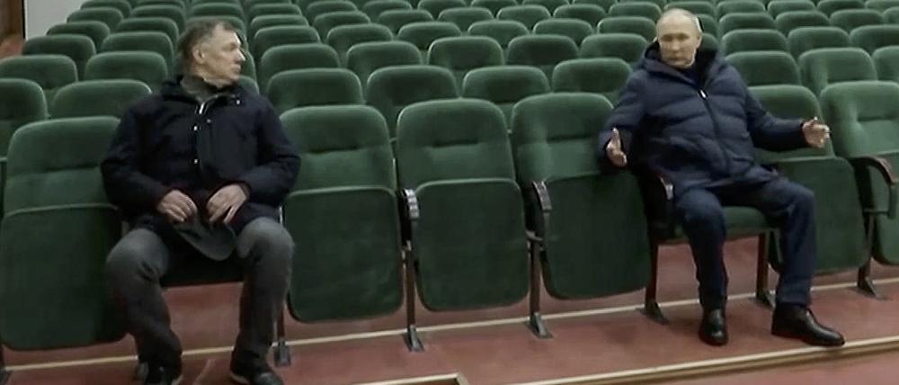 Der russische Präsident Wladimir Putin und Marat Khusnullin beichtigen am 19. März das Mariupol-Theater.