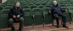 Der russische Präsident Wladimir Putin und Marat Khusnullin beichtigen am 19. März das Mariupol-Theater.