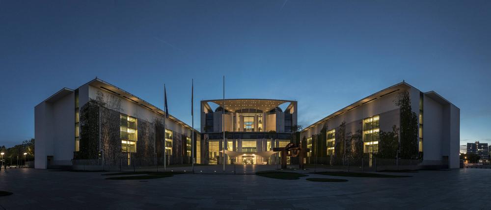 Das Bundeskanzleramt zur Blauen Stunde. Berlin, 25.04.2019. Berlin Deutschland *** The Federal Chancellery at the Blue Hour Berlin 25 04 2019 Berlin Germany PUBLICATIONxINxGERxSUIxAUTxONLY Copyright: xFlorianxGaertner/photothek.netx