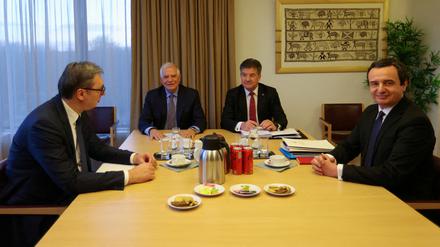 Serbiens Präsident Aleksandar Vucic, Kosovos Premierminister Albin Kurti, EU-Außenbeauftragter Josep Borrell und EU-Europa-Repräsentant Miroslav Lajcak bei schwierigen Gesprächen.