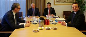 Serbiens Präsident Aleksandar Vucic, Kosovos Premierminister Albin Kurti, EU-Außenbeauftragter Josep Borrell und EU-Europa-Repräsentant Miroslav Lajcak bei schwierigen Gesprächen.