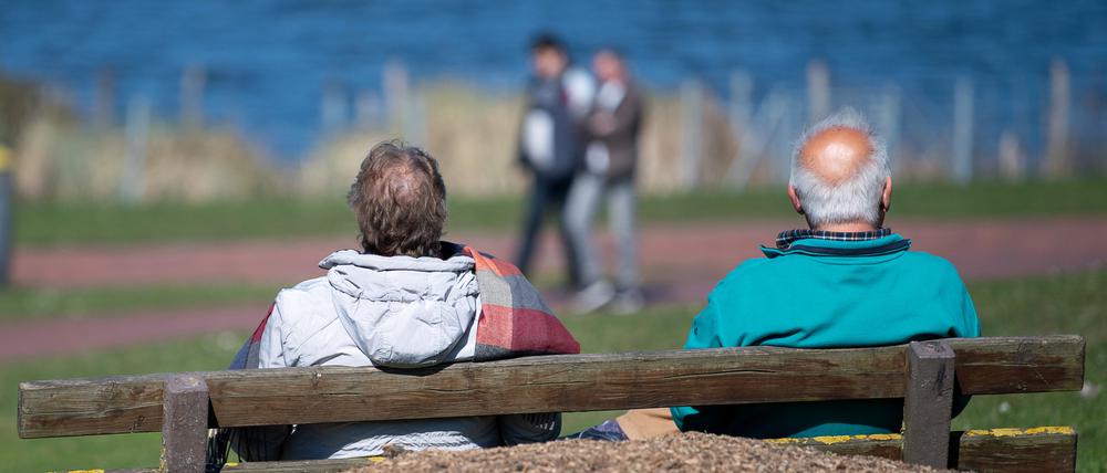 Viele Menschen sind im Alter trotz altersbedingter Einschränkungen zufriedener.