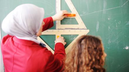 Lehrerin mit Kopftuch.