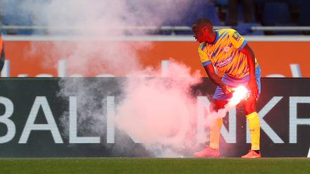 Der Braunschweiger Anthony Ujah war im Nordderby gegen Hannover 96 nicht nur als Fußballer gefragt.